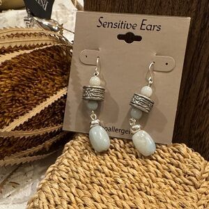 🌸Final price🌸 Elegant Silver and White Dangle Earrings